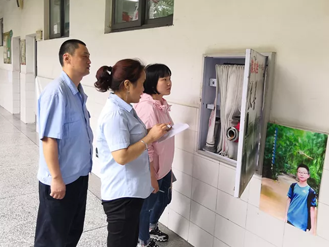成都石室聯(lián)合中學開展暑假前校園安全檢查