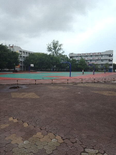 地處內(nèi)江市東興區(qū)郭北鎮(zhèn)。學(xué)校依山傍水，位于清流河畔，獅子山腳下。五十多年來，以其優(yōu)良的校風(fēng)、教風(fēng)、學(xué)風(fēng)、社會形象和獨特的辦學(xué)風(fēng)格，被評為“內(nèi)江市示范性高中”、“內(nèi)江市校風(fēng)示范?！?、“內(nèi)江市最佳文明單位”、“內(nèi)江市辦學(xué)水平督導(dǎo)評估優(yōu)秀學(xué)?！?、“內(nèi)江市體育傳統(tǒng)項目學(xué)?！?、“內(nèi)江市德育工作先進(jìn)學(xué)校” 、“內(nèi)江市和諧校園”。