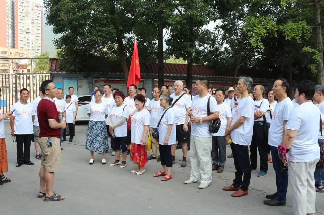 萬源中學(xué)高74屆學(xué)子畢業(yè)45周年后再聚校園