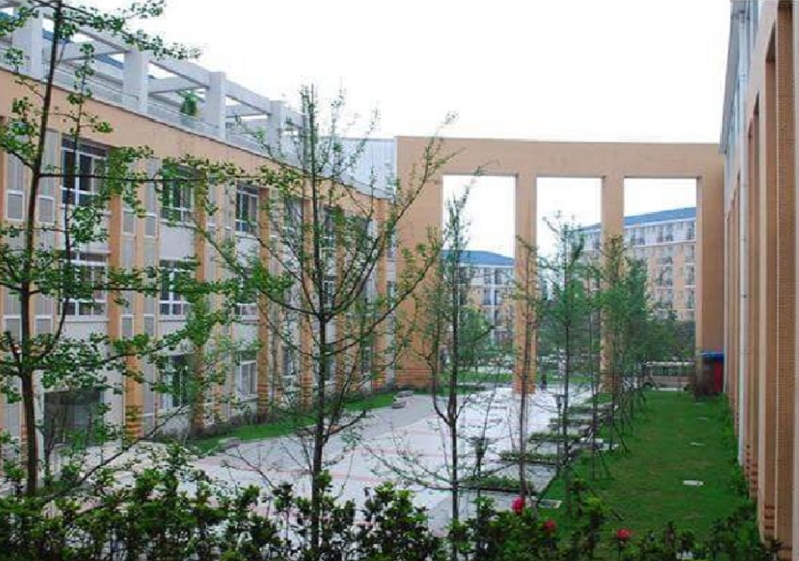 八一聚源高級中學校園環(huán)境怎么樣？