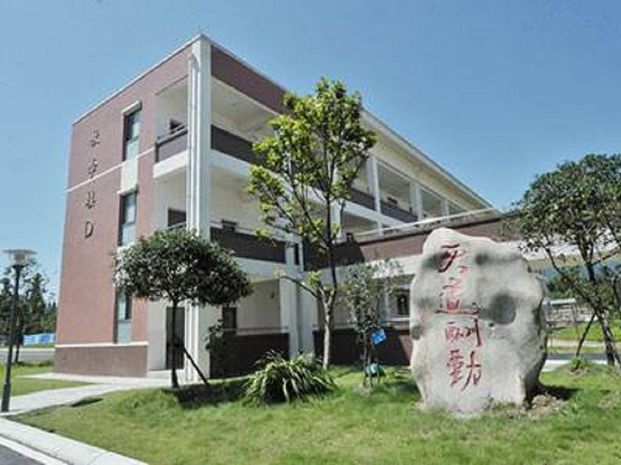 青城山高級(jí)中學(xué)校園環(huán)境怎么樣？