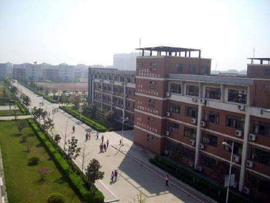 都江堰中學(xué)聯(lián)系電話是多少？