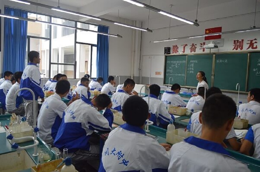 四川大學(xué)附屬中學(xué)一年的學(xué)費(fèi)是多少？