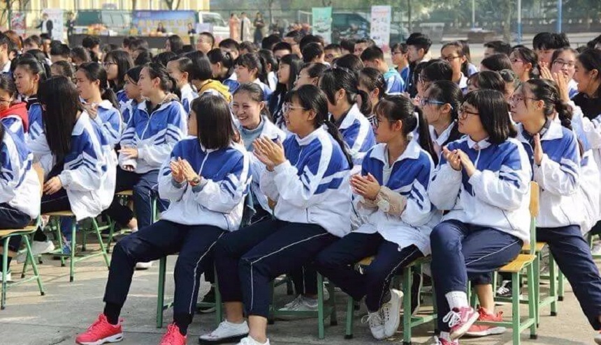 資陽(yáng)外國(guó)語(yǔ)學(xué)校環(huán)境、教學(xué)設(shè)施好不好？