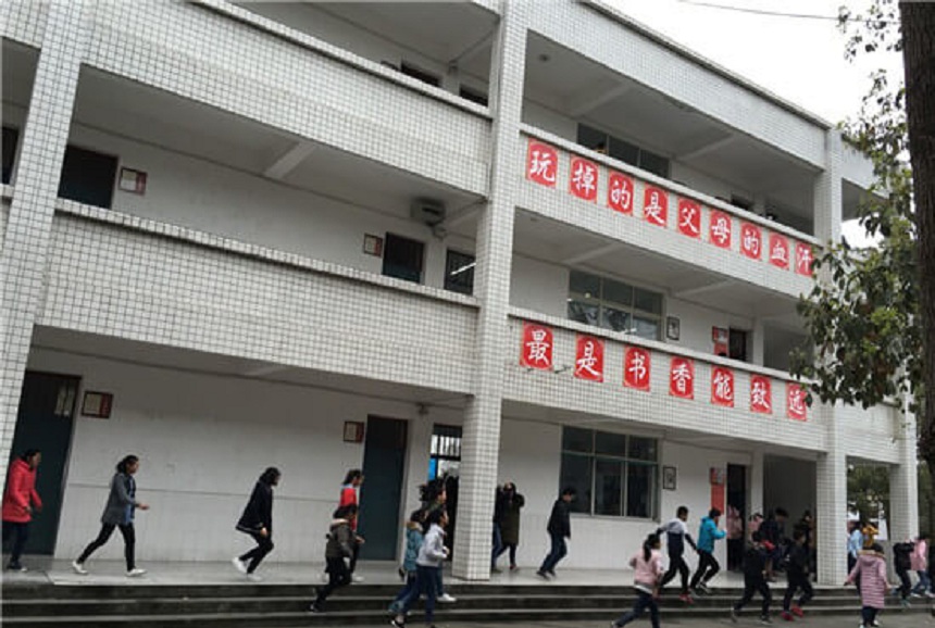 龍正中學地址在哪里？