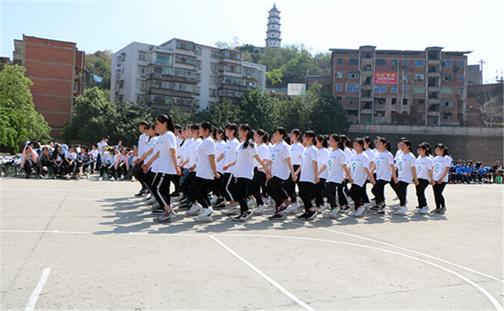威遠縣自強中學學校詳細地址在什么地方？