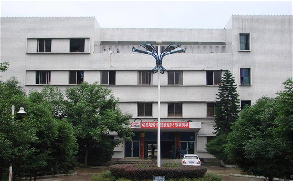 高坪中學(xué)學(xué)校環(huán)境怎么樣？
