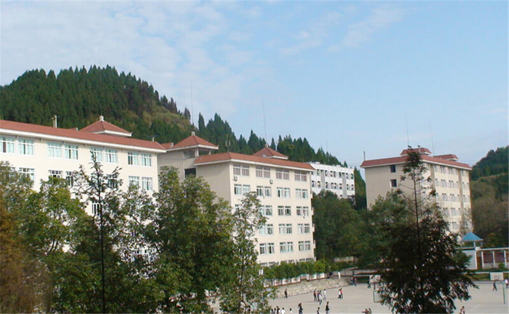 建興中學(xué)學(xué)校環(huán)境怎么樣？