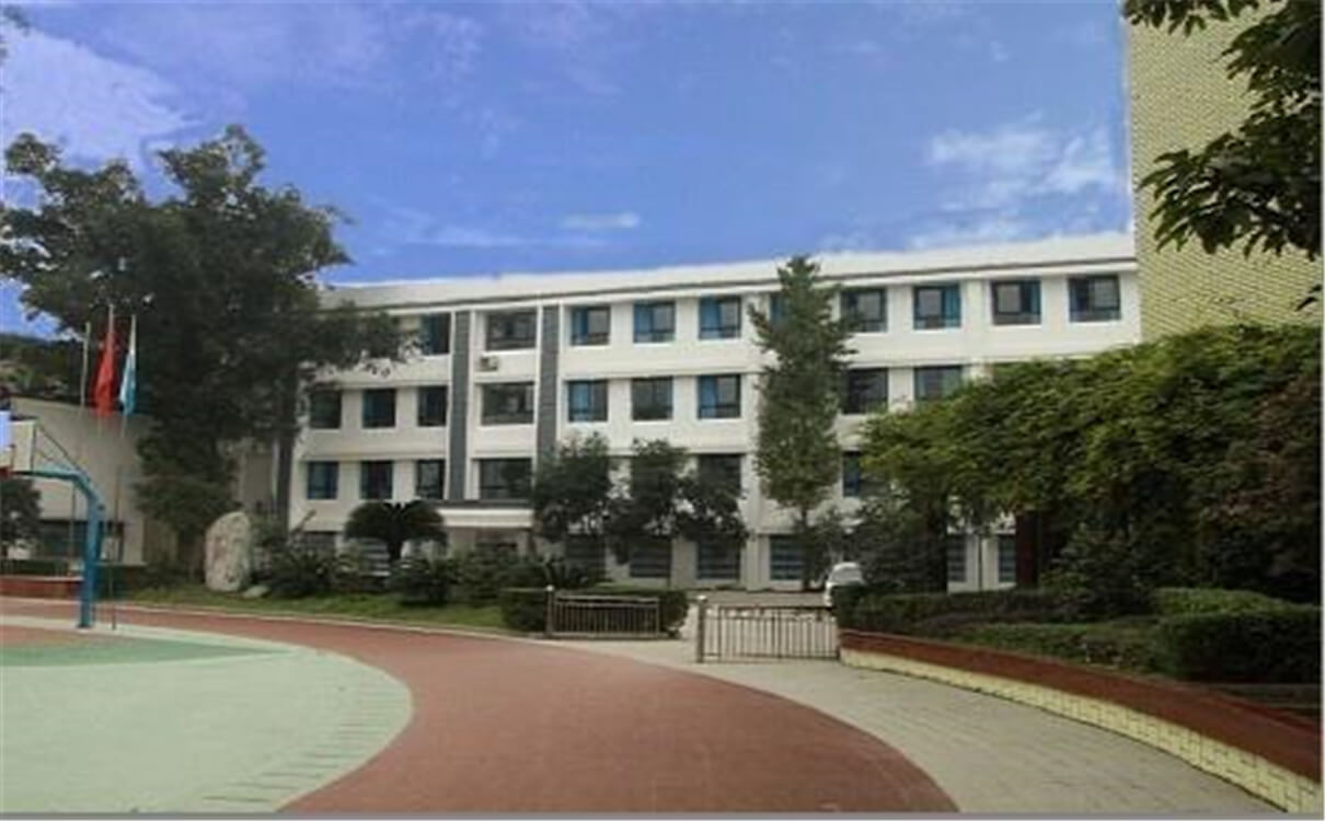 成都市第三十三中學(xué)每年的學(xué)費(fèi)多少錢？