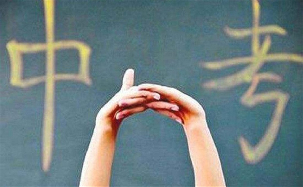新格林藝術(shù)高級(jí)中學(xué)校每年的學(xué)費(fèi)是多少？