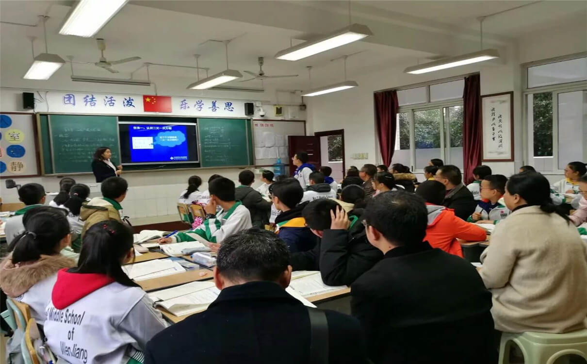 溫江二中每年的學(xué)費是多少錢？