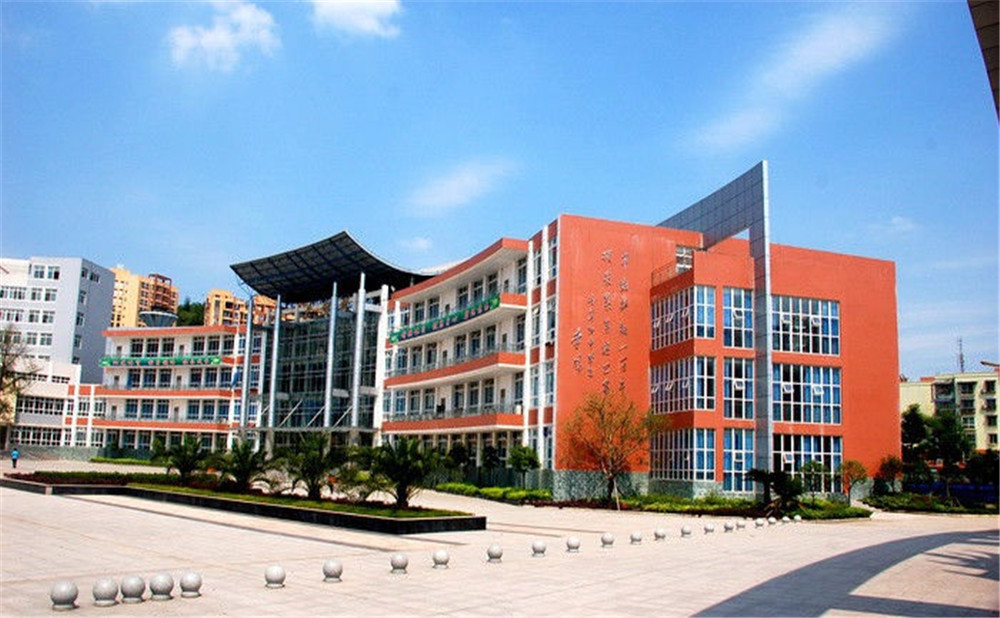 簡陽中學(xué)每年的學(xué)費是多少？
