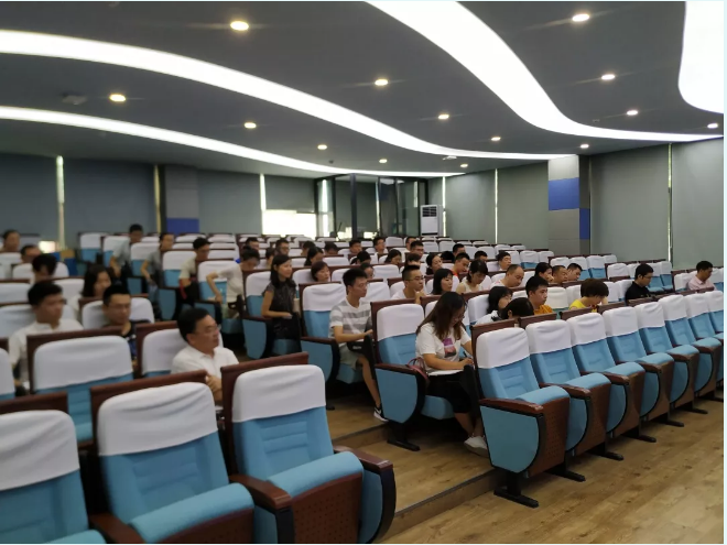 北京第二外國語學(xué)校成都附屬中學(xué)的學(xué)費(fèi)是多少？			 			