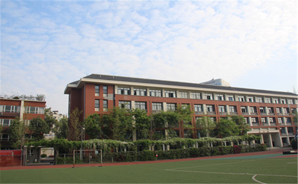 成都七中八一學(xué)校近三年的錄取分?jǐn)?shù)是多少？