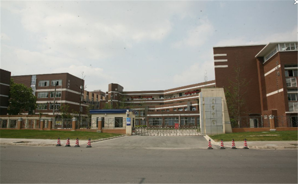 金牛中學(xué)的學(xué)費(fèi)是多少？