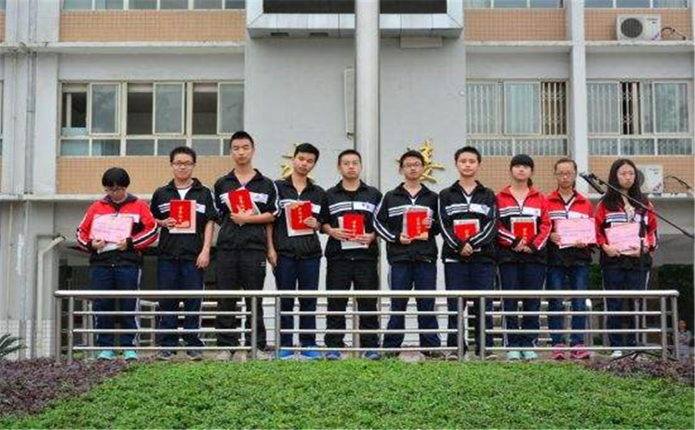 郫縣四中學(xué)費(fèi)是多少？