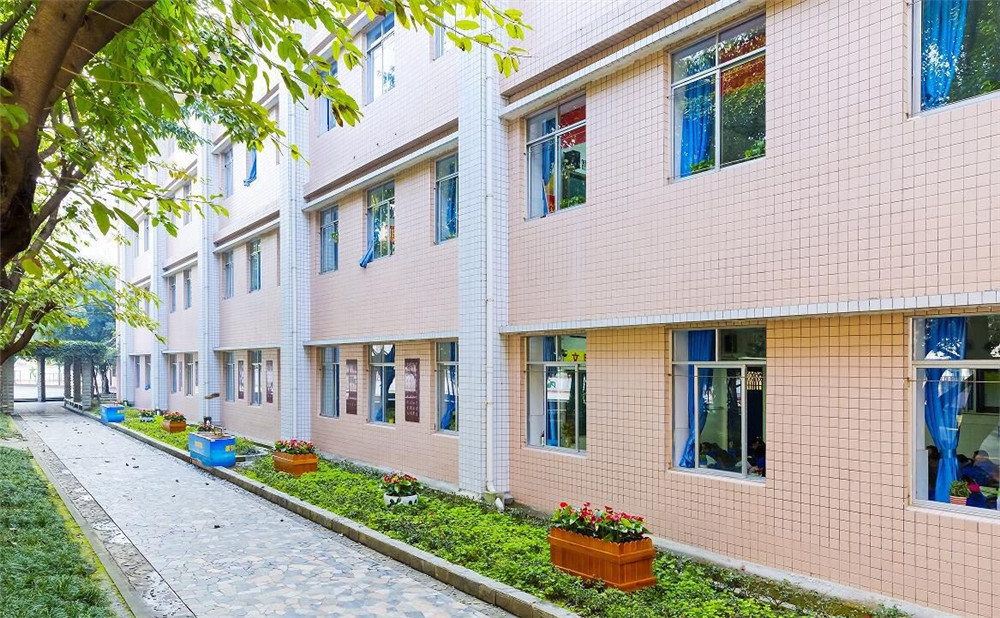成都市第四十九中學(xué)的宿舍怎么樣？