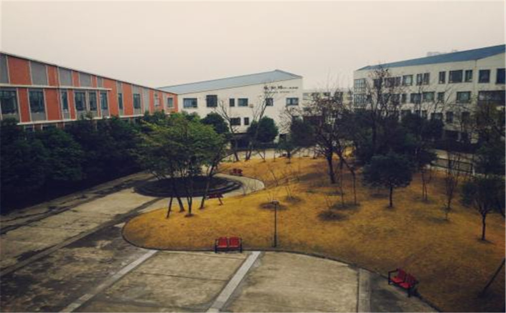 成都實(shí)驗(yàn)外國(guó)語(yǔ)學(xué)校（西區(qū)）的宿舍怎么樣？