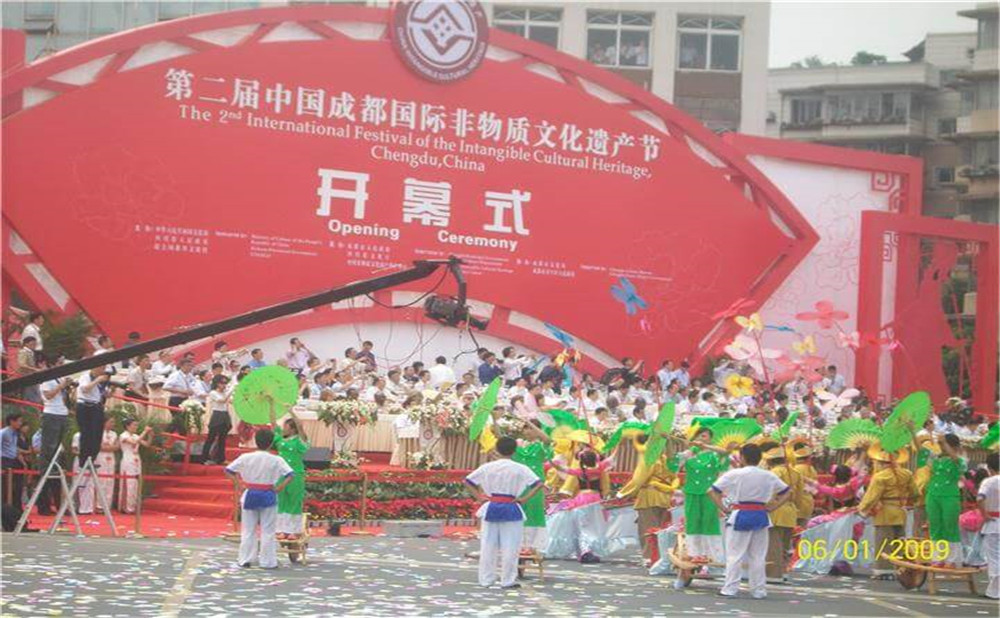洛帶中學(xué)高中一年的學(xué)費(fèi)是多少？