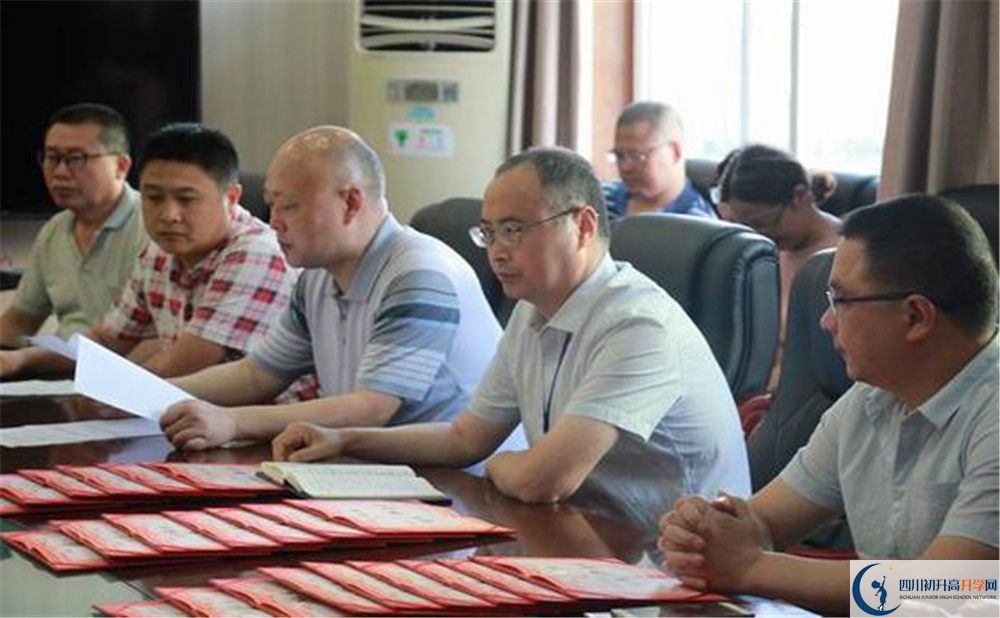 大邑縣實(shí)驗(yàn)中學(xué)高中一年的學(xué)費(fèi)是多少？