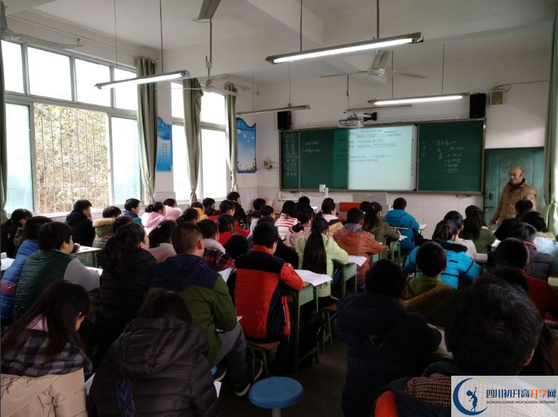 2020成都市田家炳中學(xué)初升高的學(xué)費(fèi)是多少？
