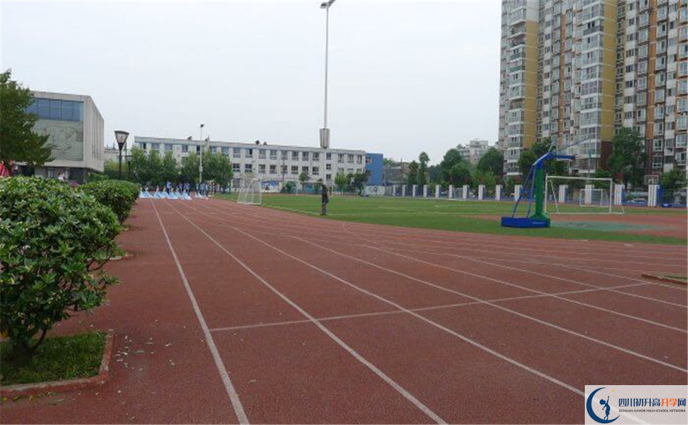 成都成飛中學(xué)的收費(fèi)標(biāo)準(zhǔn)是多少？