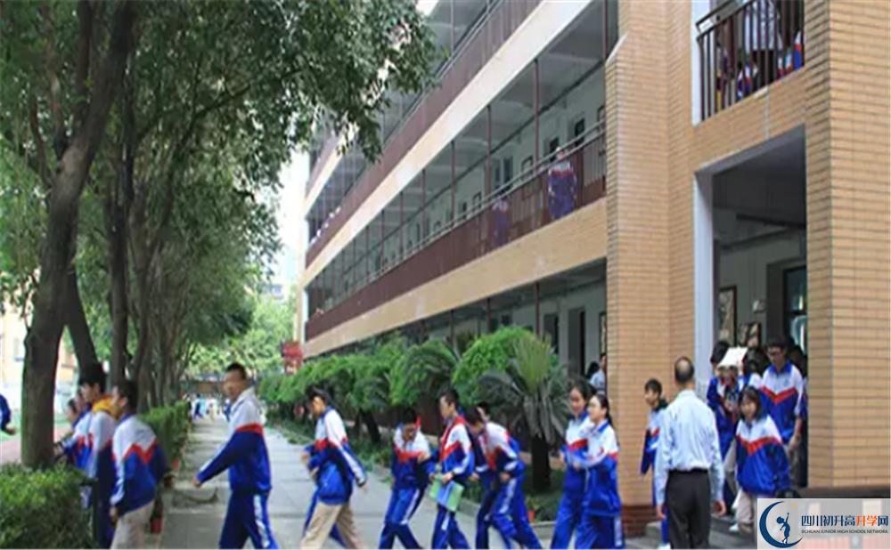 成都大學(xué)附屬中學(xué)的學(xué)費(fèi)大概多少？