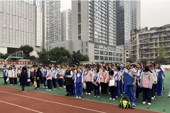 成都市第十七中學一年的學費是多少？