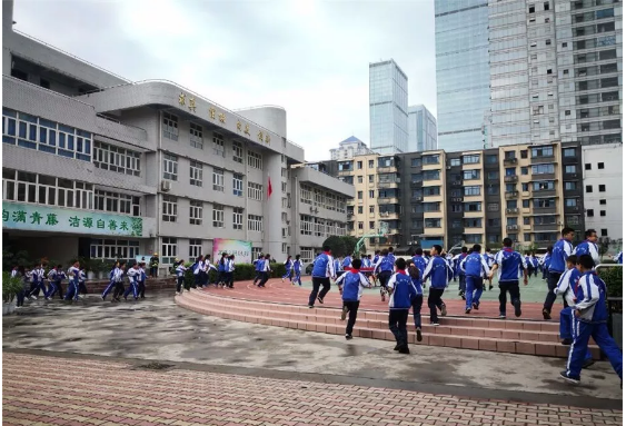 成都市第十七中學(xué)的老師好不好？
