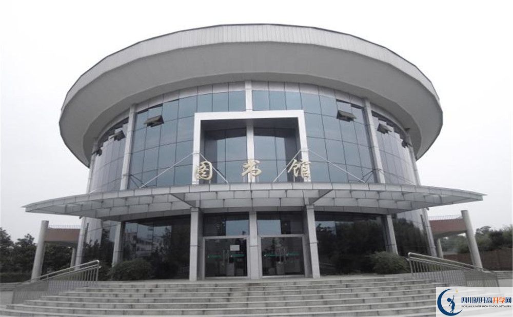成都市龍泉中學(xué)一年的學(xué)費(fèi)是多少？