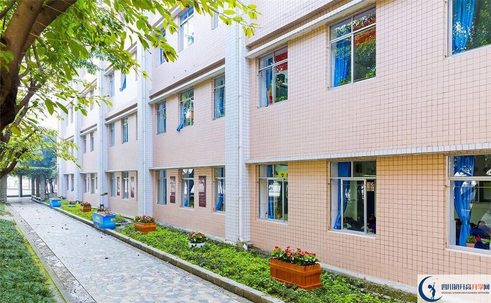成都市第四十九中學(xué)的高中住宿好不好？