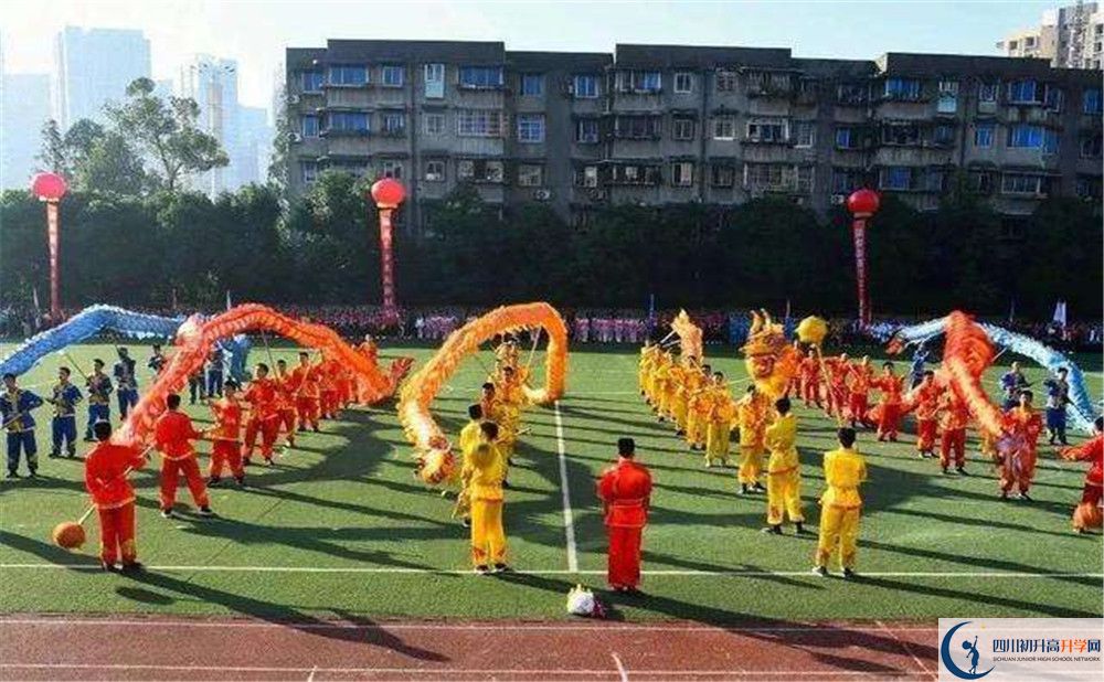 成都七中八一學校一學期的學費是多少？