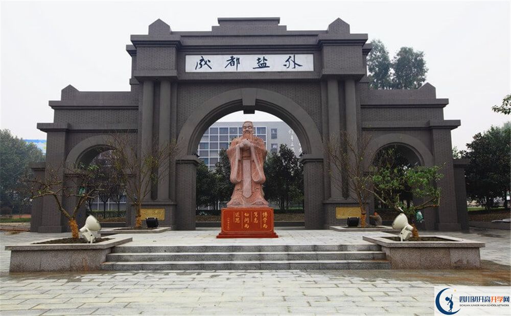 鹽道街外國(guó)語學(xué)校一學(xué)期的學(xué)費(fèi)是多少錢？