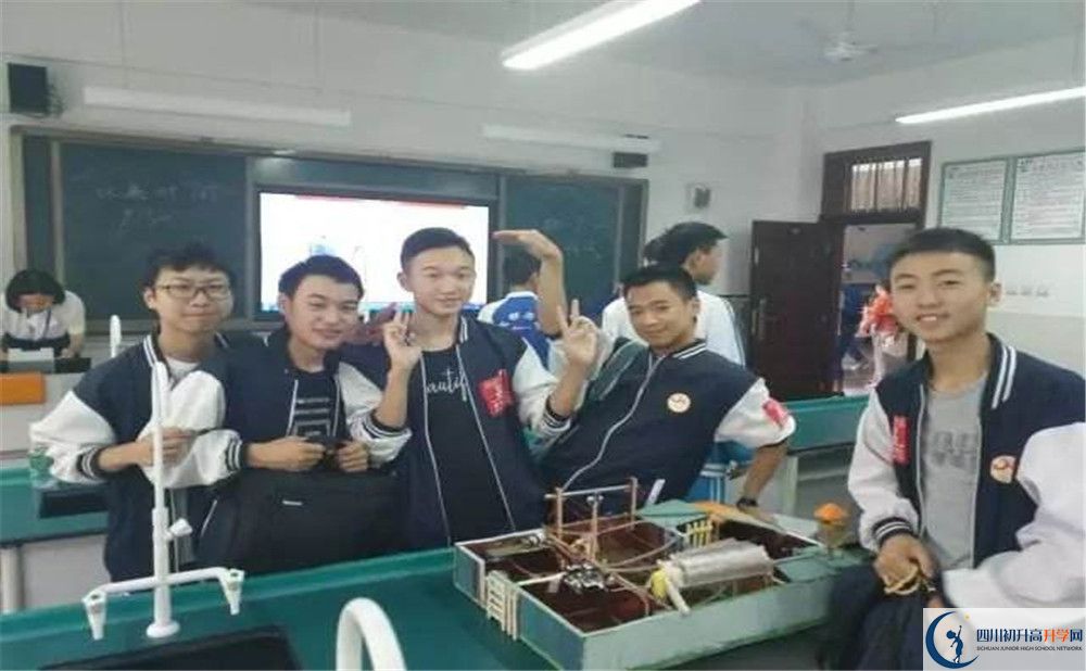 賈家中學(xué)一學(xué)期的學(xué)費(fèi)是多少？