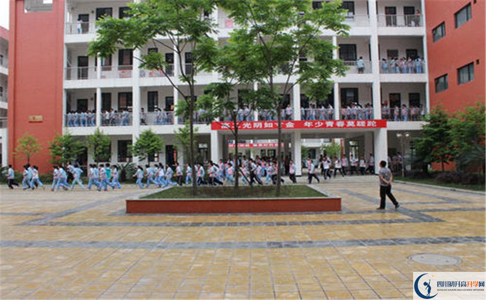 金堂中學(xué)的學(xué)費(fèi)一期是多少？