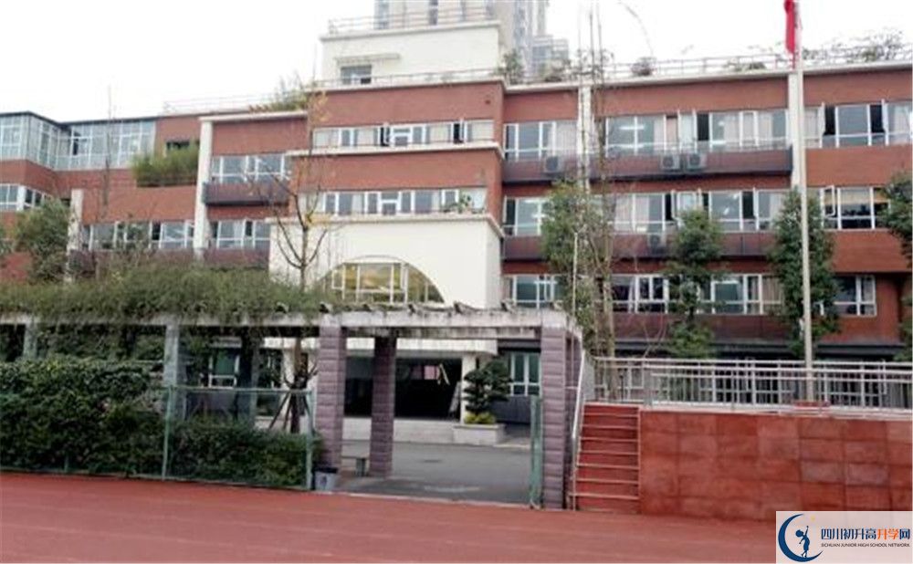 成都七中八一學(xué)校的住宿費用是多少？