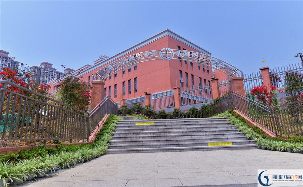 成都市第四十九中學住宿費用是多少？