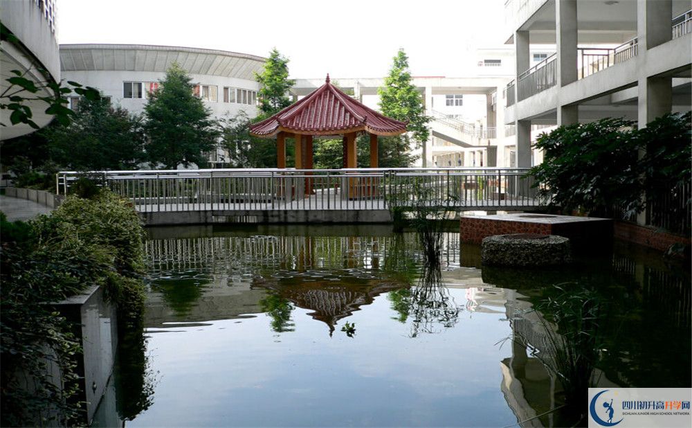 成都市龍泉中學住宿費用是多少？