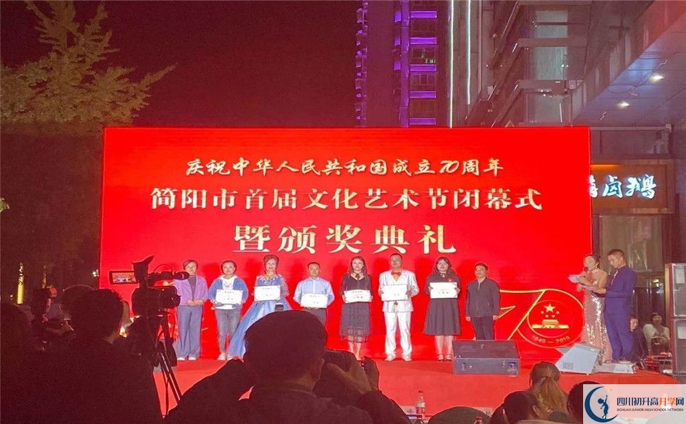 石橋中學(xué)高一多久放一次假？					