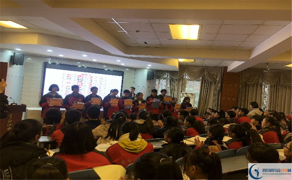 青白江中學(xué)2020年外地生學(xué)費(fèi)是多少？