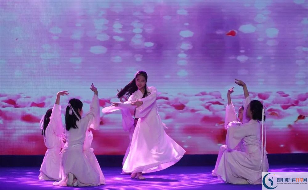 北京第二外國(guó)語(yǔ)學(xué)院成都附屬中學(xué)是私立收費(fèi)嗎？