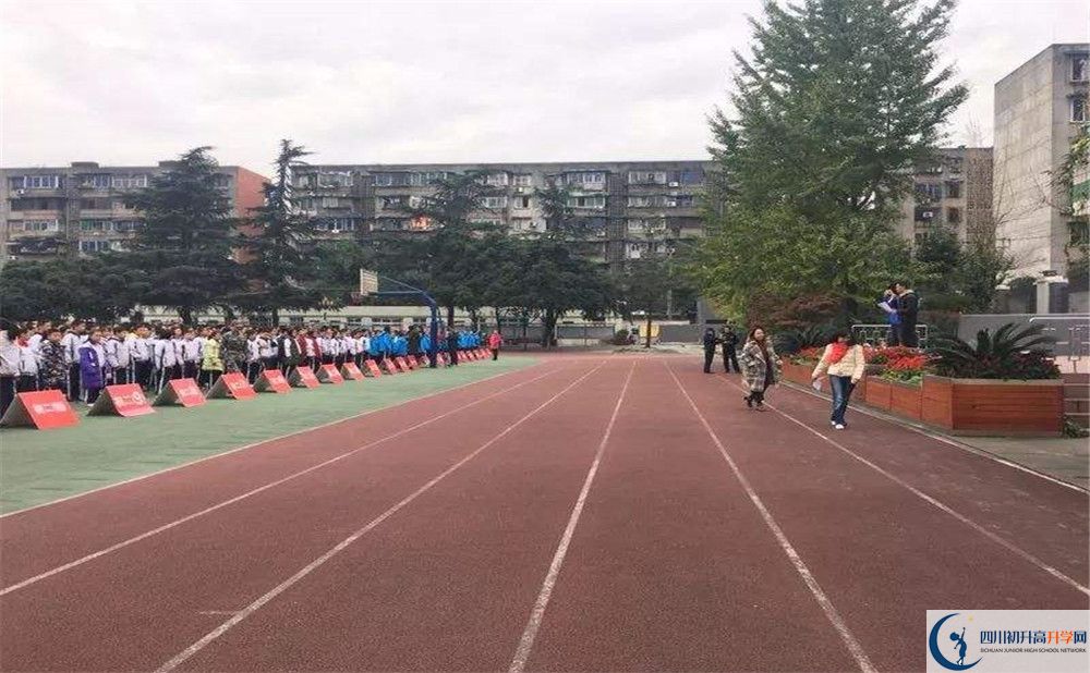 成都十八中實(shí)驗(yàn)班人數(shù)是多少？