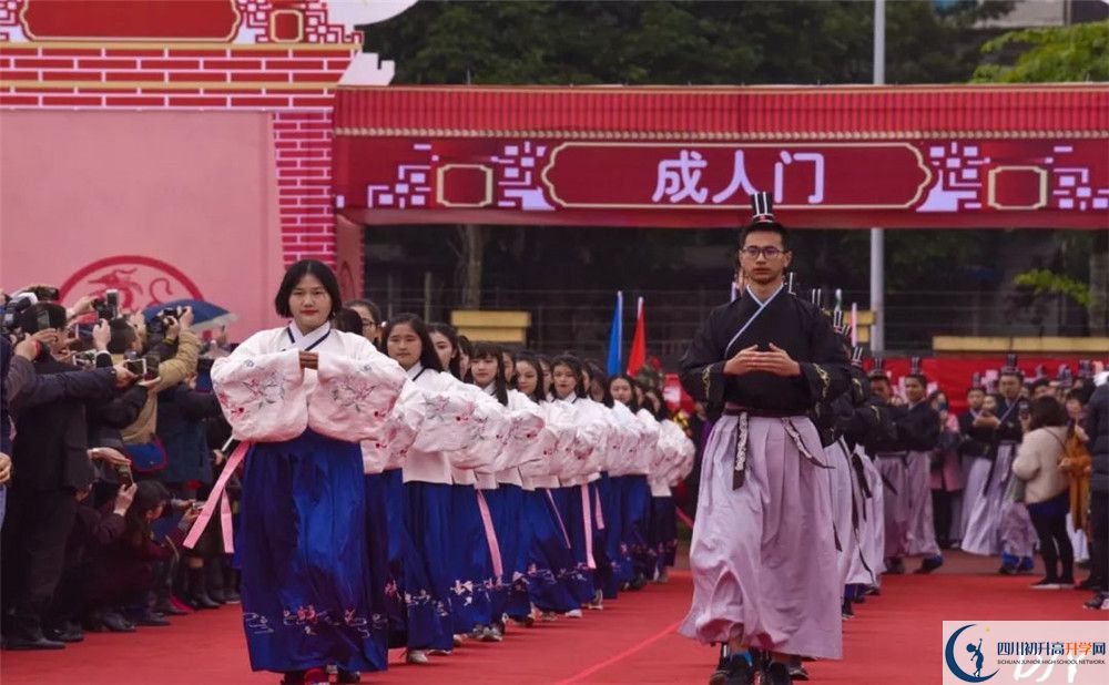 成都七中萬(wàn)達(dá)學(xué)校在校學(xué)生總?cè)藬?shù)是多少？