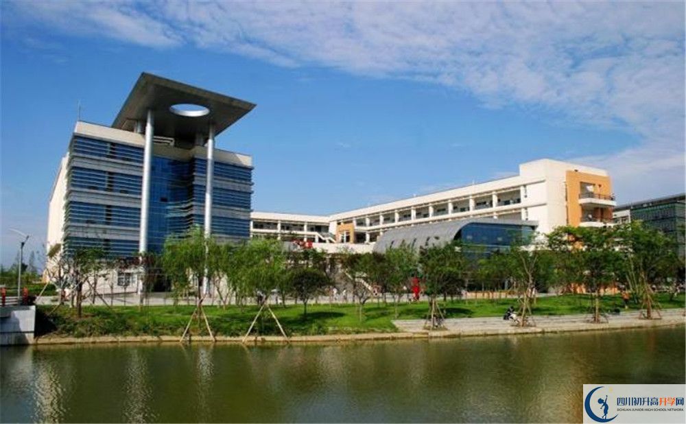 西南交通大學(xué)附屬中學(xué)在校學(xué)生總?cè)藬?shù)是多少？