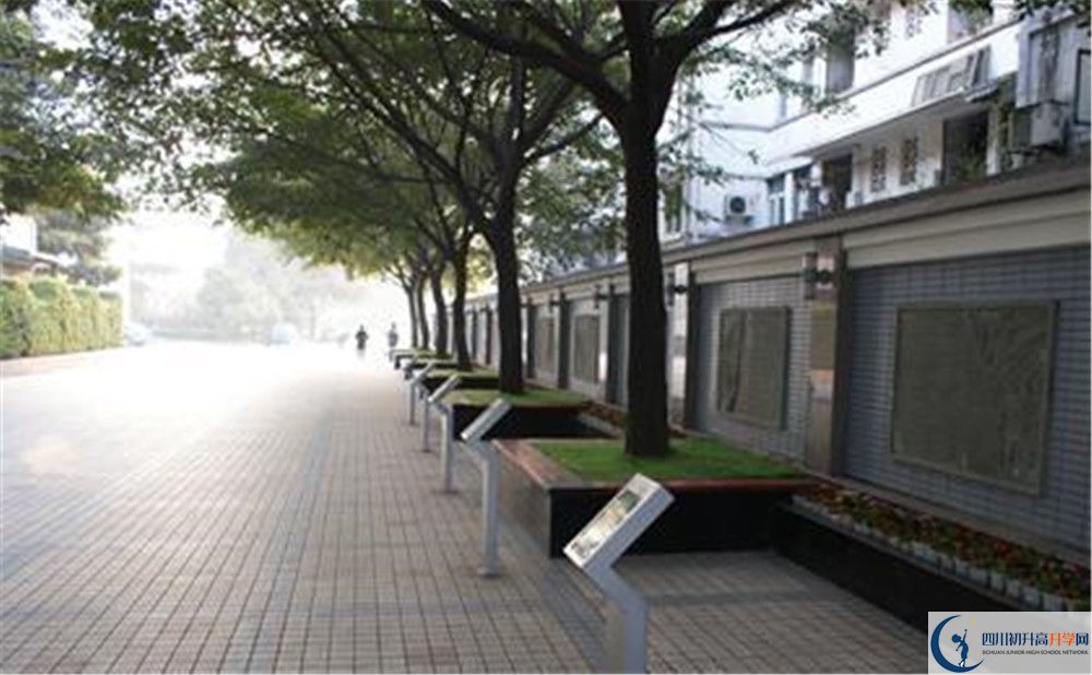 成都市田家炳中學(xué)在校學(xué)生總?cè)藬?shù)是多少？