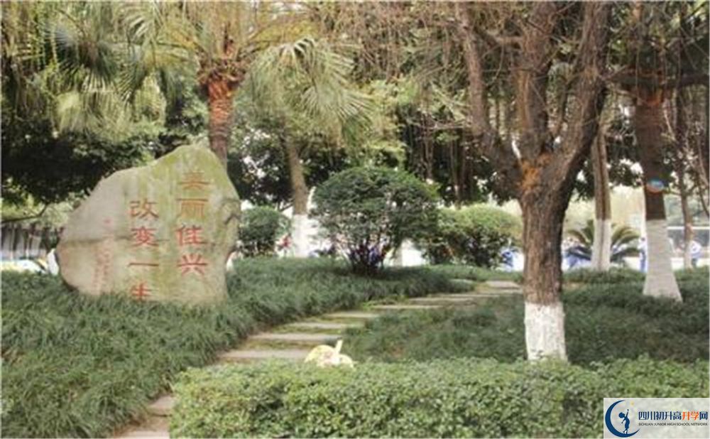 成都石室佳興外國語學(xué)校在校學(xué)生總?cè)藬?shù)是多少？