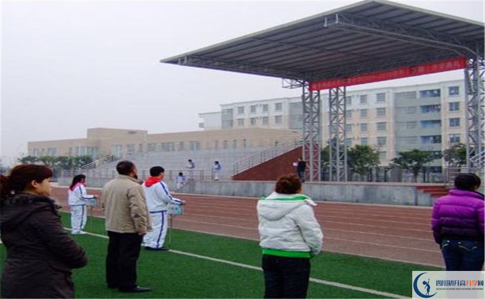 電子科技大學(xué)實驗中學(xué)在校學(xué)生總?cè)藬?shù)是多少？