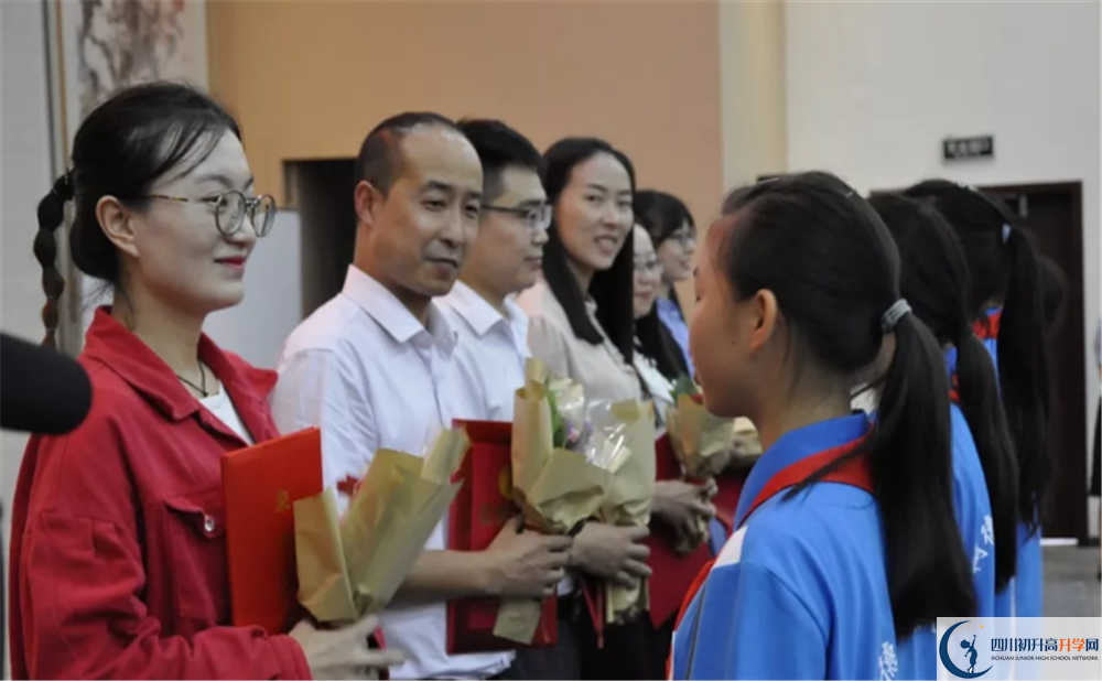 川化中學(xué)在校學(xué)生總?cè)藬?shù)是多少？