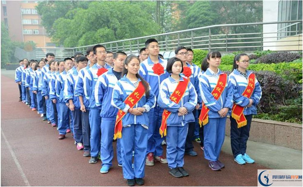 溫江中學(xué)在校學(xué)生總?cè)藬?shù)是多少？