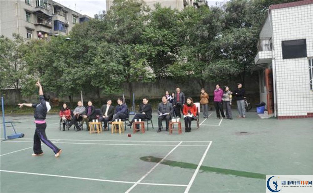龍泉二中在校學(xué)生總?cè)藬?shù)是多少？